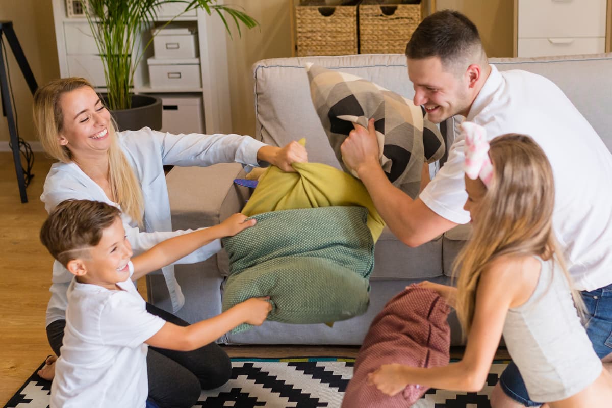 Familia feliz disfrutando de su hogar